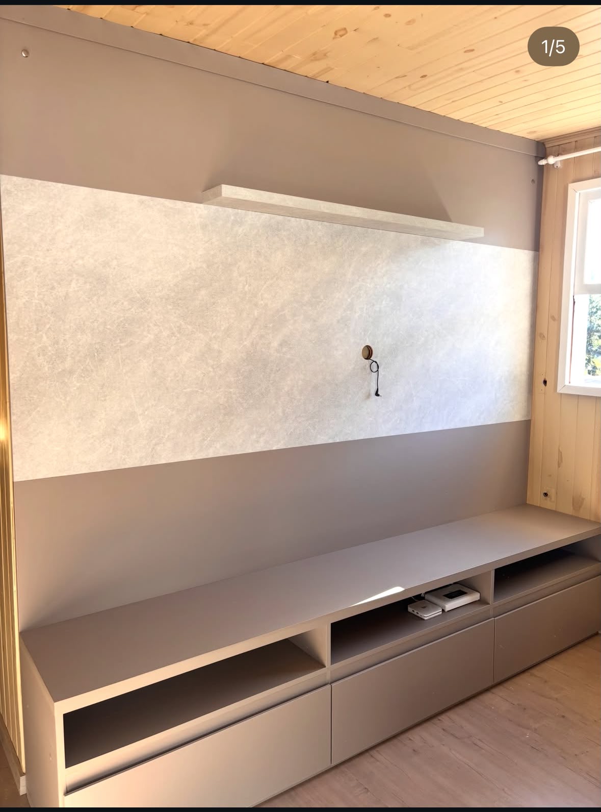 Painel para televisão com rack e prateleira superior